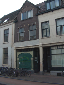 819779 Gezicht op de voorgevel van het pand Voorstraat 75a (Olijven Plaza Nabil ) te Utrecht.N.B. Van 1946 tot ca. 1960 ...